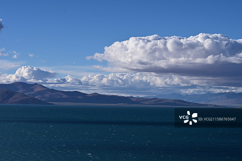 魔鬼湖拉昂错的景色：白云与湛蓝的湖水图片素材