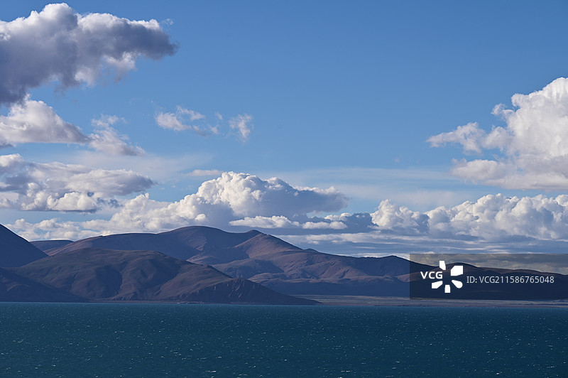 魔鬼湖拉昂错的景色：白云与湛蓝的湖水图片素材