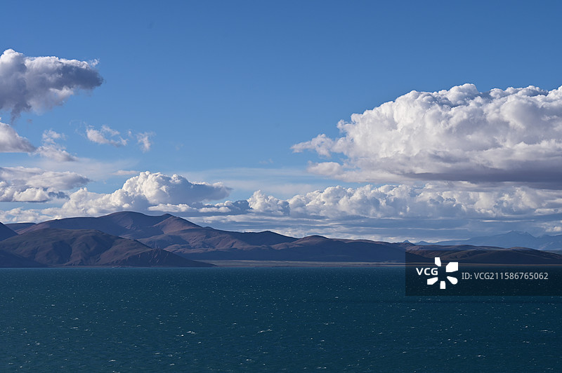 魔鬼湖拉昂错的景色：白云与湛蓝的湖水图片素材