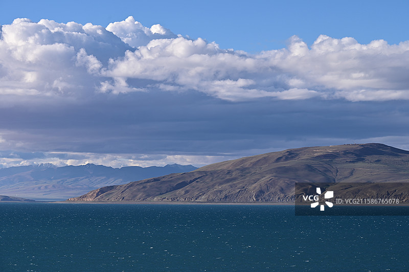 魔鬼湖拉昂错的景色：白云与湛蓝的湖水图片素材