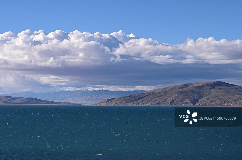 魔鬼湖拉昂错的景色：白云与湛蓝的湖水图片素材