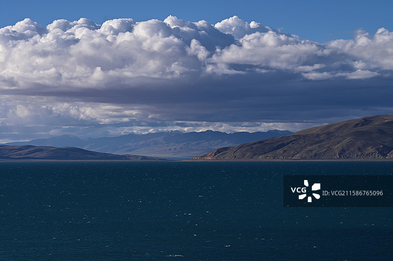 魔鬼湖拉昂错的景色：白云与湛蓝的湖水图片素材