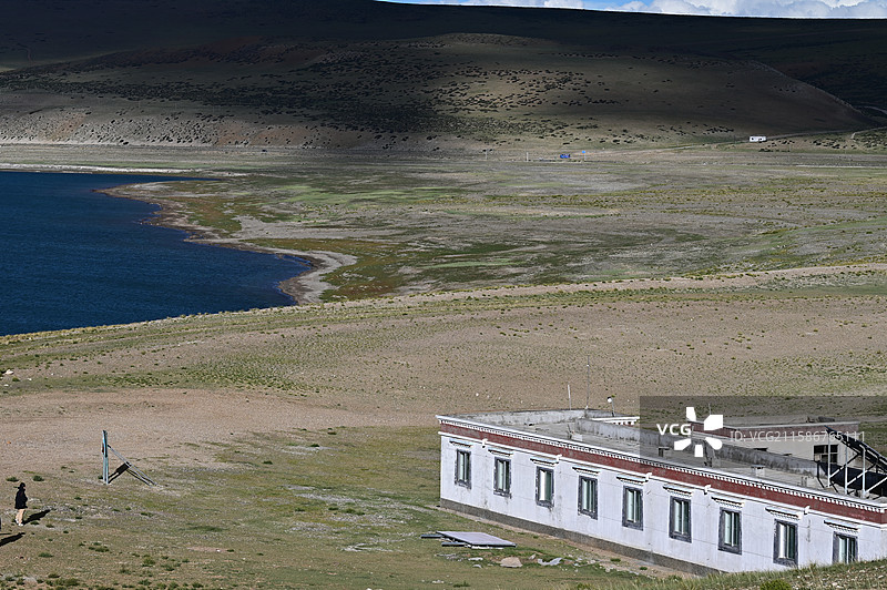 魔鬼湖拉昂错的景色：白云与湛蓝的湖水图片素材