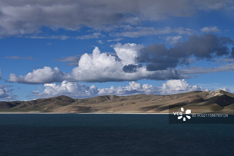 魔鬼湖拉昂错的景色：白云与湛蓝的湖水图片素材