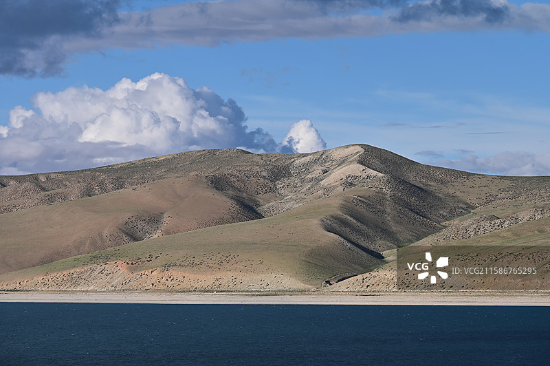 魔鬼湖拉昂错的景色：白云与湛蓝的湖水图片素材