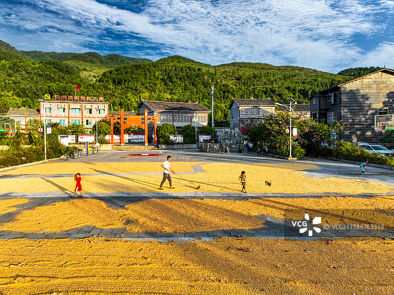 贵州省务川仡佬族苗族自治县大坪街道，农民在晾晒玉米图片素材
