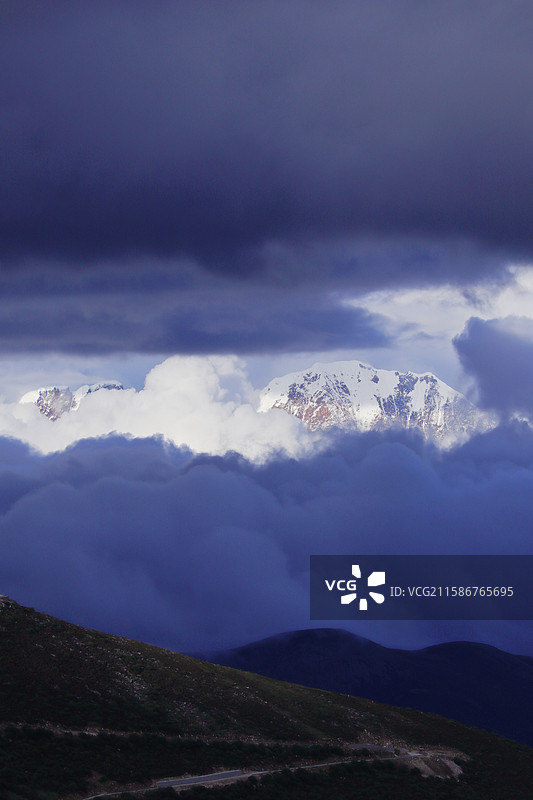 夏季在色季拉山口看到的多云状态的南迦巴瓦峰图片素材