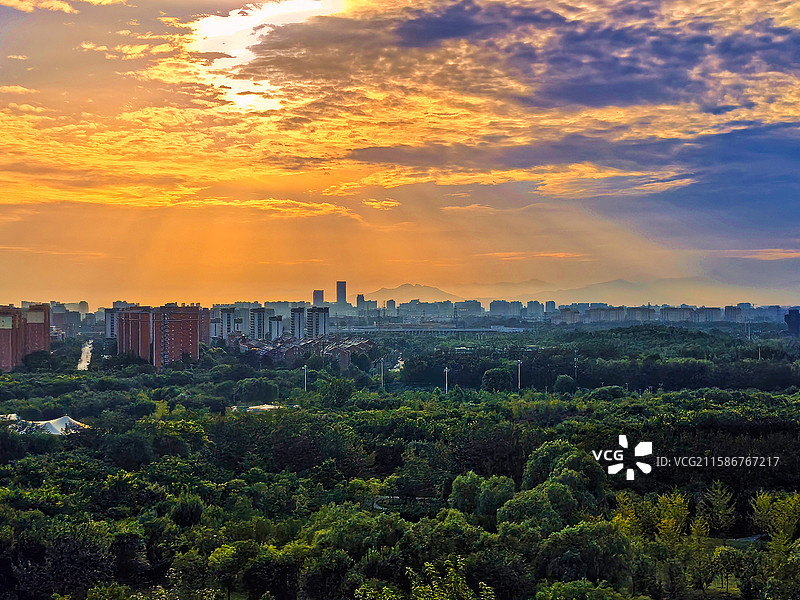 晚霞如织 染红半边天际图片素材