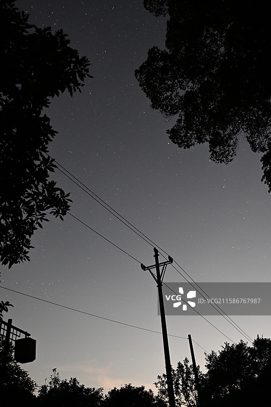 水库蓝调时间的黑白末位图片素材
