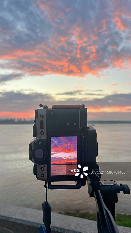 记录朝霞的摄影师图片素材