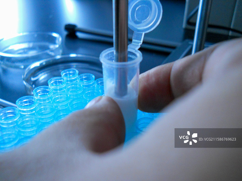 实验室中进行液体转移操作图片素材