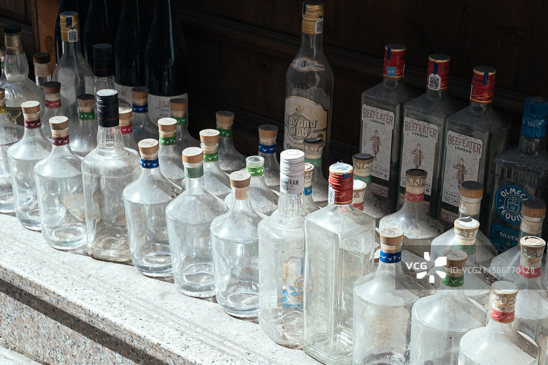 阳台下的玻璃酒瓶图片素材