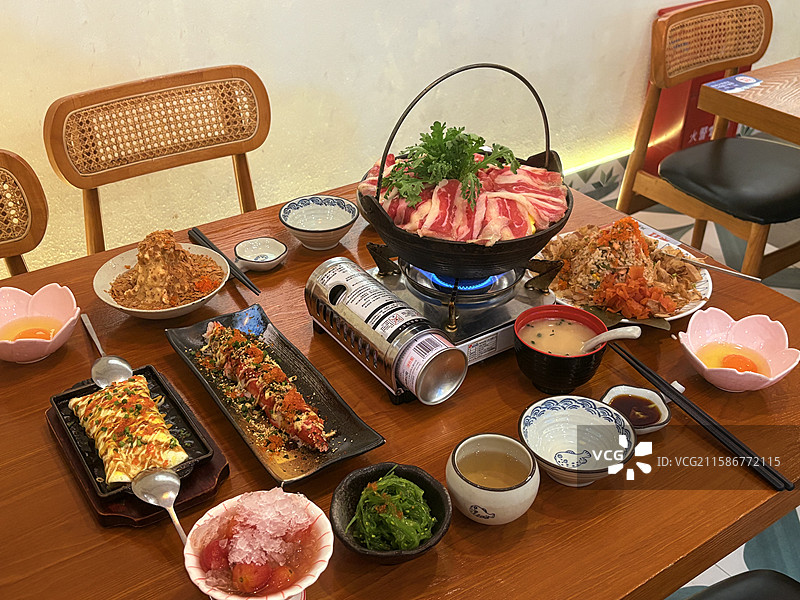 日式料理：寿喜烧、海鲜炒饭、玉子烧、蟹柳寿司、熔岩土豆泥图片素材