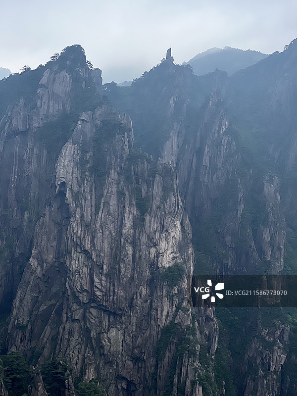 犹如黄宾虹中国书画的水墨黄山组图·远眺飞来石图片素材