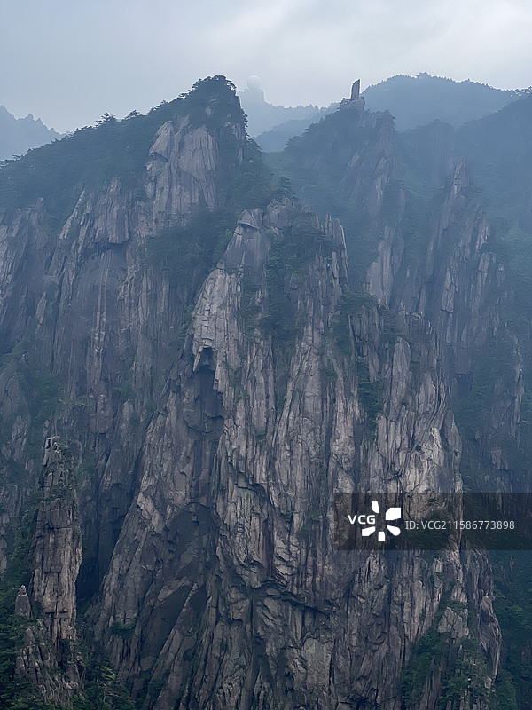 犹如黄宾虹中国书画的水墨黄山组图·远眺飞来石和光明顶图片素材