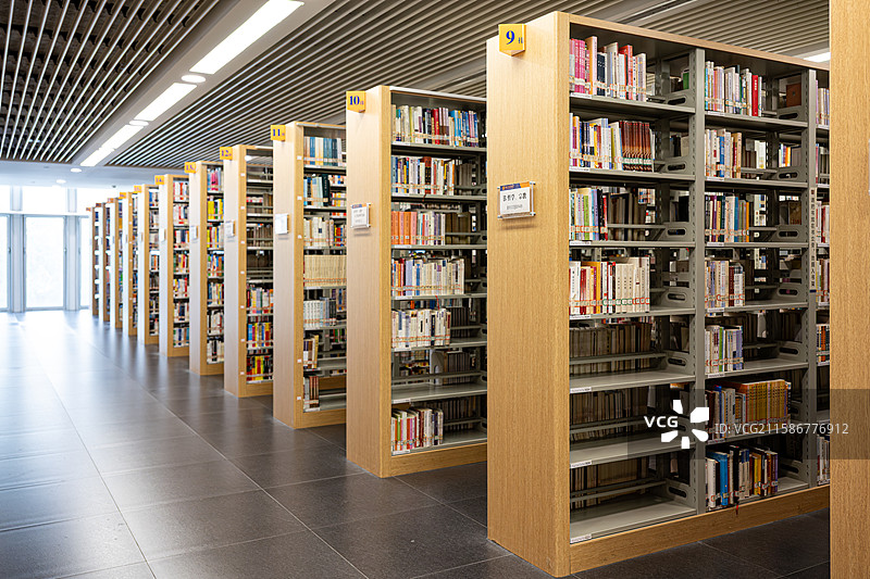 整齐的图书馆书架图片素材