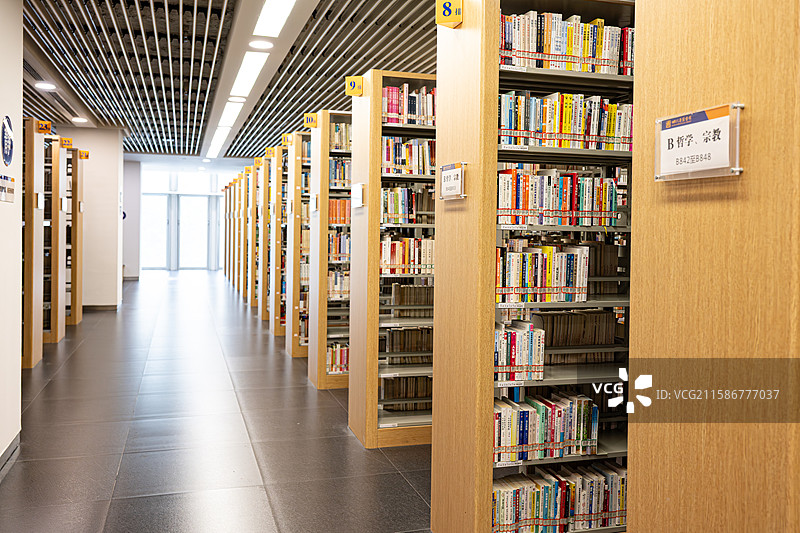 整齐的图书馆书架图片素材