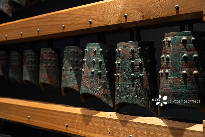 蟠螭云纹编钟（乐器），春秋时期，河南新郑中行郑国祭祀一直1号坑出土，河南博物院藏图片素材