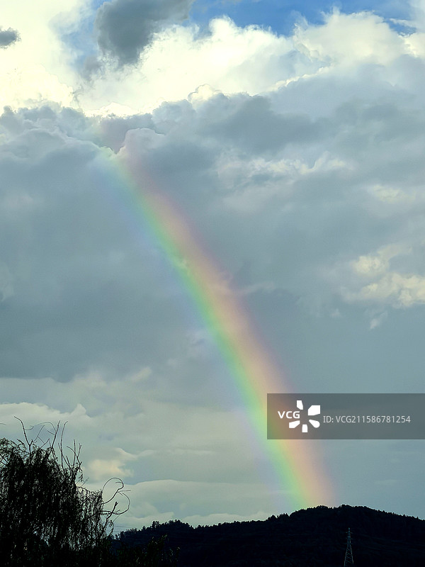 贵州省贵阳市乌当东风镇初秋晴天傍晚的彩虹图片素材