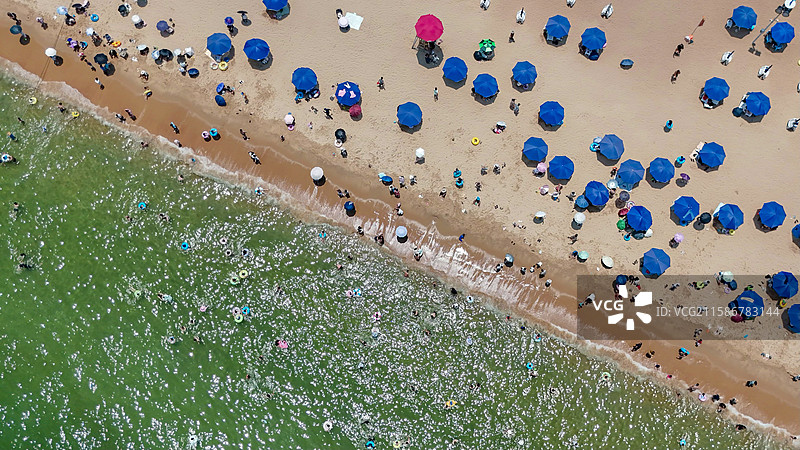 俯拍海滨公园沙滩上的人群图片素材