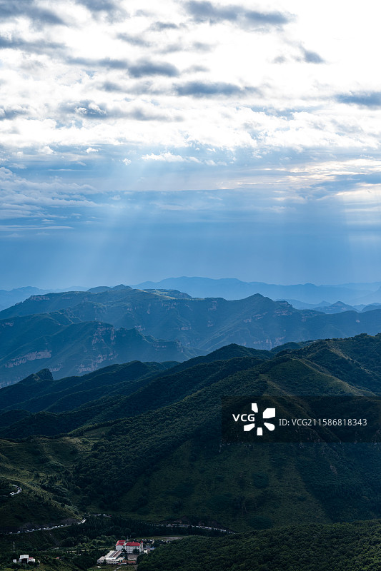 夜爬北京最高峰东灵山，只为那云海日出，可惜风雨交加图片素材