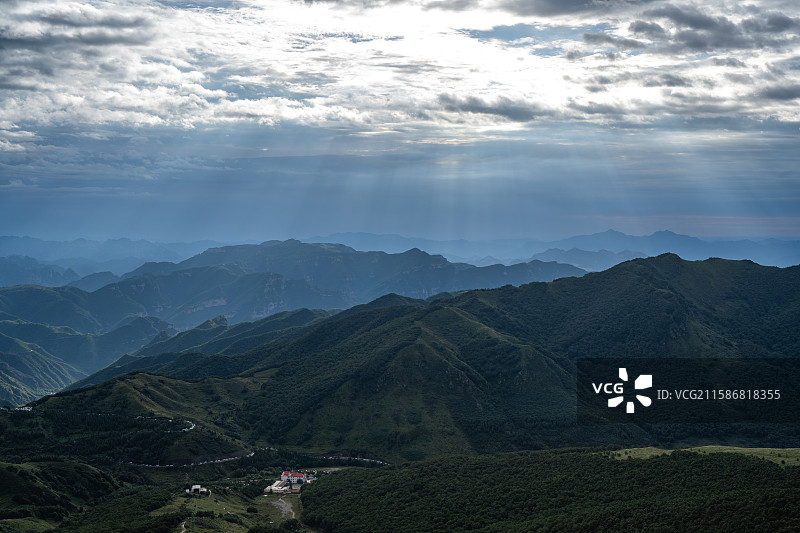 夜爬北京最高峰东灵山，只为那云海日出，可惜风雨交加图片素材