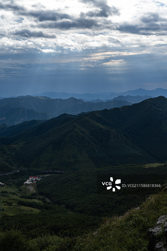 夜爬北京最高峰东灵山，只为那云海日出，可惜风雨交加图片素材