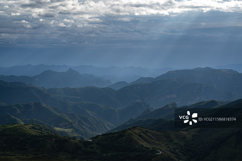 夜爬北京最高峰东灵山，只为那云海日出，可惜风雨交加图片素材
