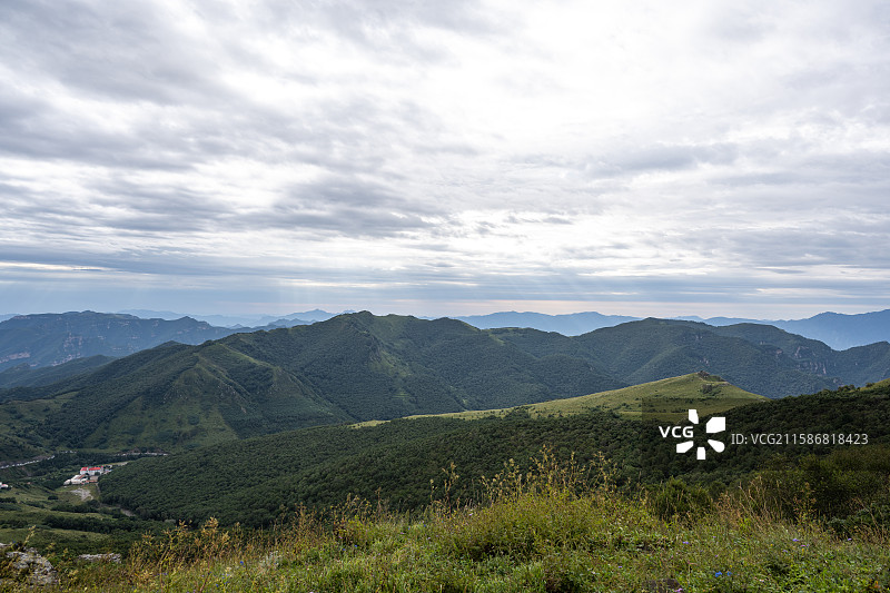 夜爬北京最高峰东灵山，只为那云海日出，可惜风雨交加图片素材