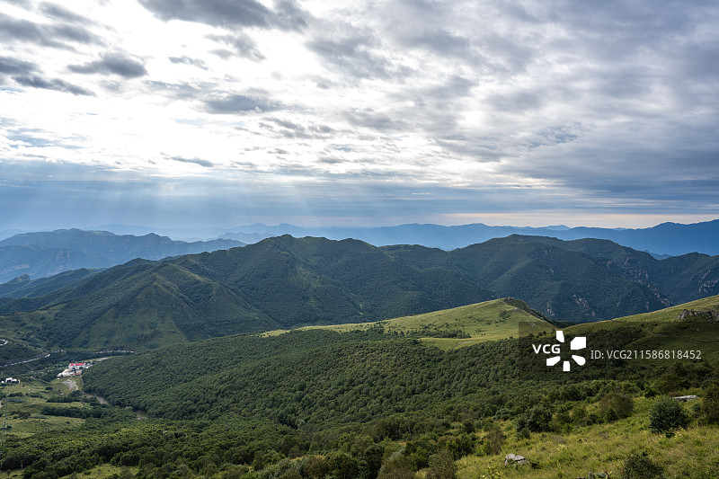 夜爬北京最高峰东灵山，只为那云海日出，可惜风雨交加图片素材