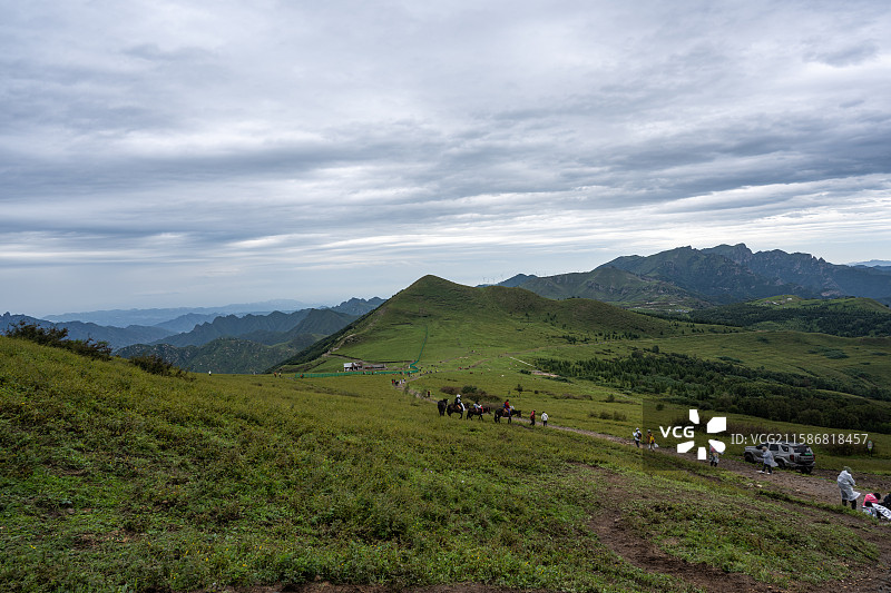夜爬北京最高峰东灵山，只为那云海日出，可惜风雨交加图片素材