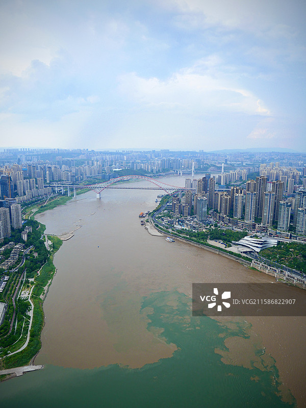 重庆朝天门两江汇城市风光（绿色的嘉陵江汇入长江）图片素材