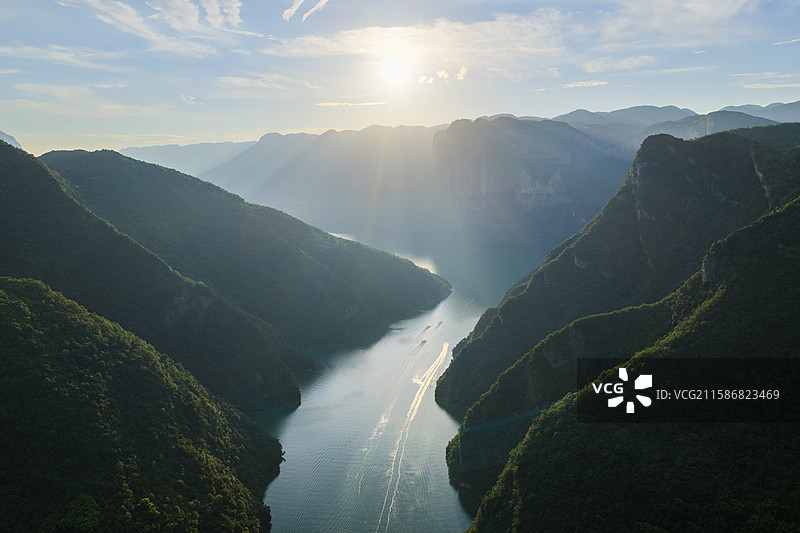 湖北建始野三峡蝴蝶岩景区清江行船波光粼粼图片素材