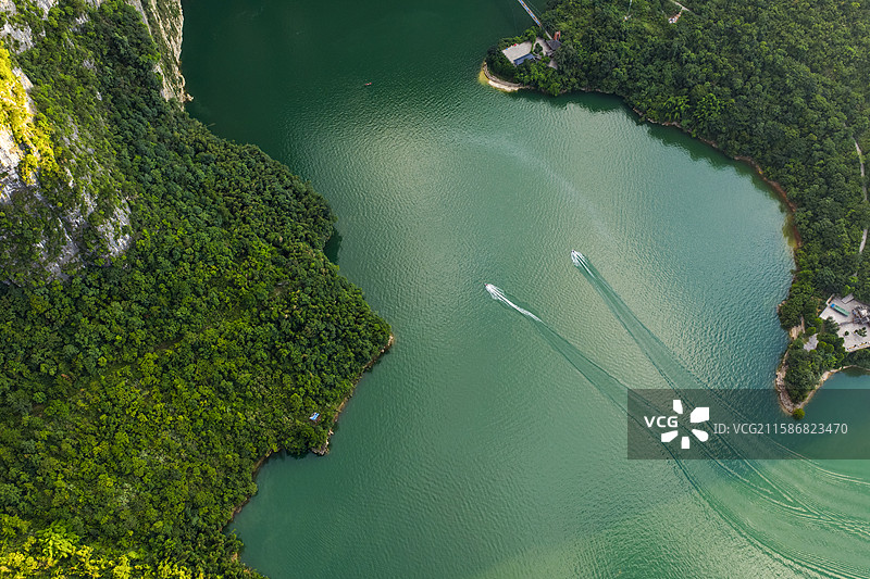 湖北建始野三峡蝴蝶岩景区清江行船波光粼粼图片素材