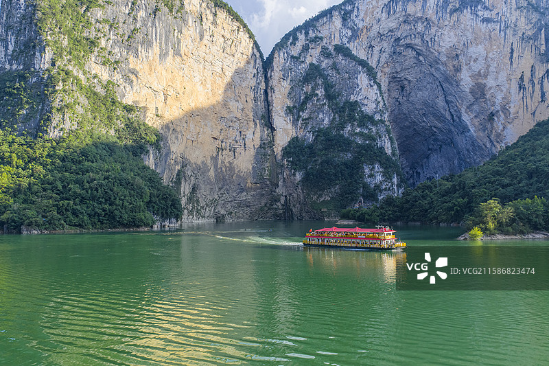 湖北建始野三峡蝴蝶岩景区清江行船波光粼粼图片素材
