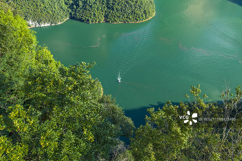 湖北建始野三峡蝴蝶岩景区清江行船波光粼粼图片素材