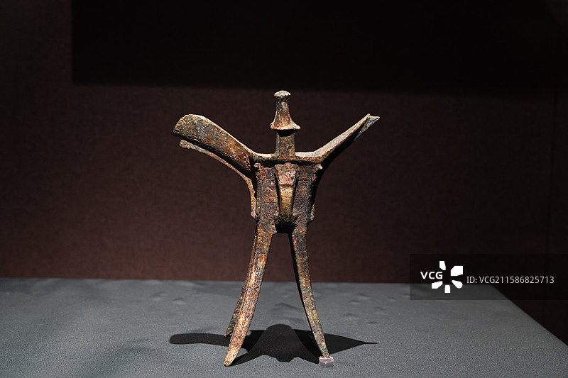 铜方爵（酒器），西周（公元前1046~前771年），河南鹿邑太清宫长子口墓出土，河南博物院藏图片素材