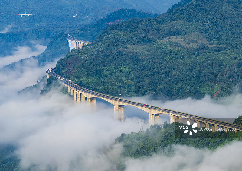雅西高速云雾缭绕腊八斤大桥云端上的高速图片素材