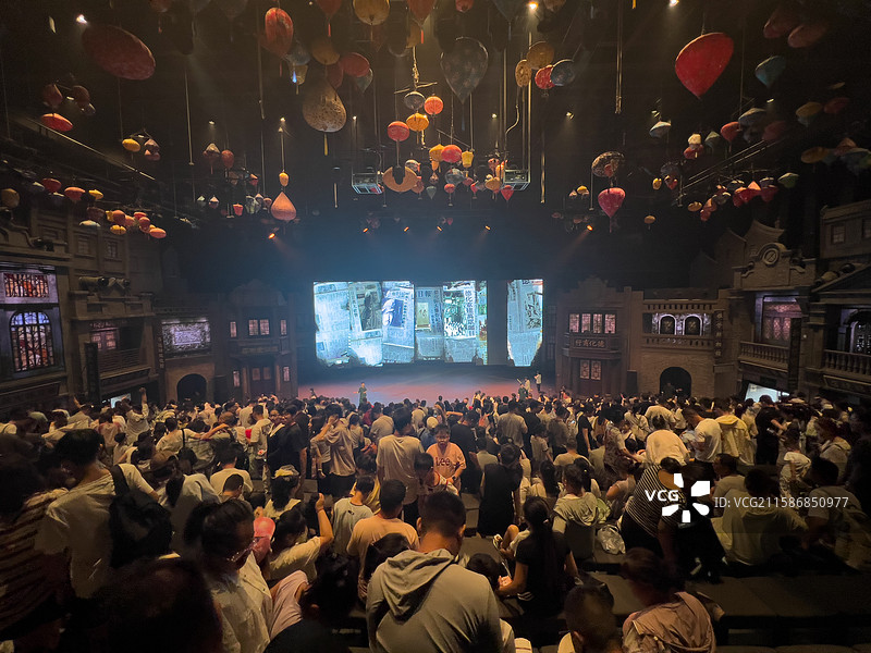 河南省 郑州市 中牟县 电影小镇 剧场  实景演出 舞台 穿越德化街 舞台剧表演图片素材