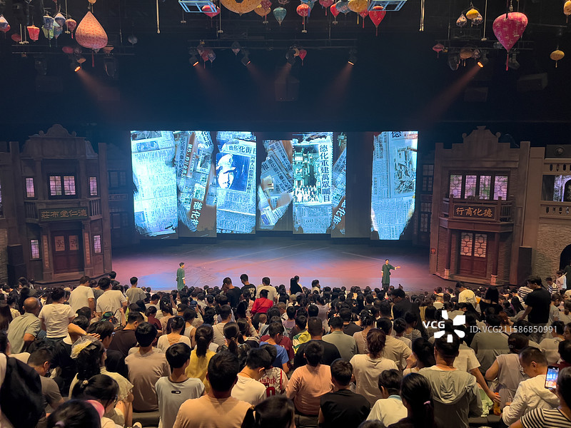 河南省 郑州市 中牟县 电影小镇 剧场  实景演出 舞台 穿越德化街 舞台剧表演图片素材