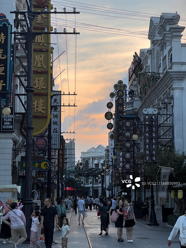 河南省 郑州市 中牟县 电影小镇 剧场  实景演出 舞台 穿越德化街 舞台剧表演图片素材