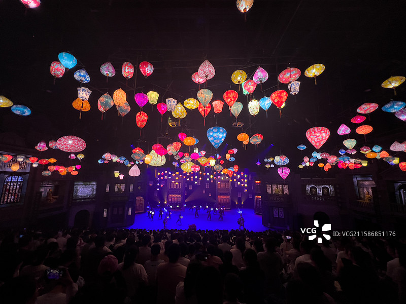 河南省 郑州市 中牟县 电影小镇 剧场  实景演出 舞台 穿越德化街 舞台剧表演图片素材