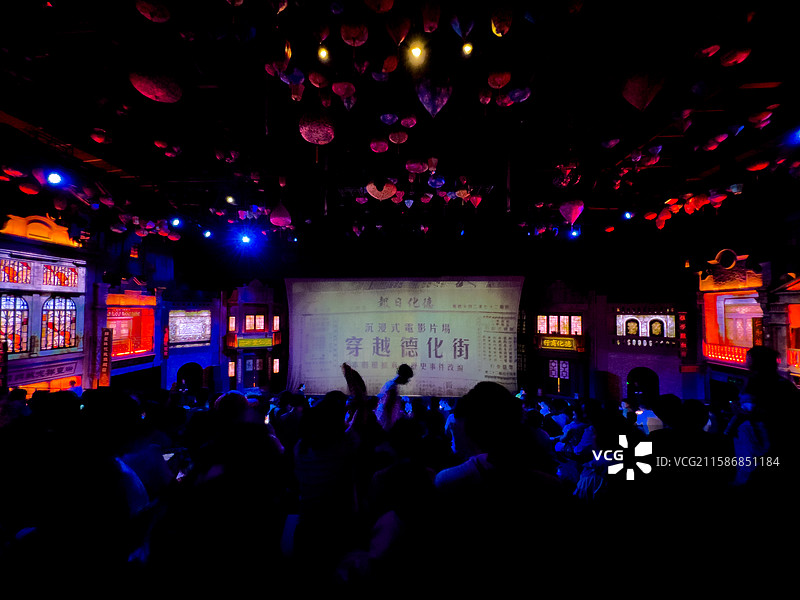 河南省 郑州市 中牟县 电影小镇 剧场  实景演出 舞台 穿越德化街 舞台剧表演图片素材