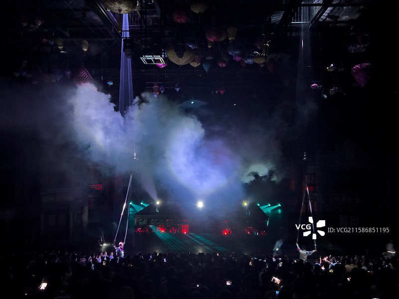 河南省 郑州市 中牟县 电影小镇 剧场  实景演出 舞台 穿越德化街 舞台剧表演图片素材