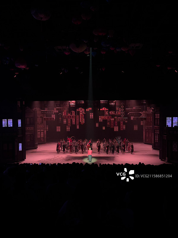 河南省 郑州市 中牟县 电影小镇 剧场  实景演出 舞台 穿越德化街 舞台剧表演图片素材