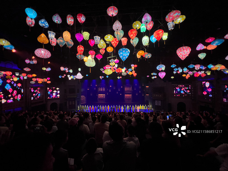 河南省 郑州市 中牟县 电影小镇 剧场  实景演出 舞台 穿越德化街 舞台剧表演图片素材