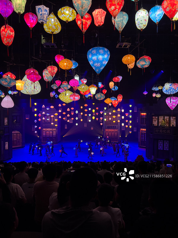 河南省 郑州市 中牟县 电影小镇 剧场  实景演出 舞台 穿越德化街 舞台剧表演图片素材