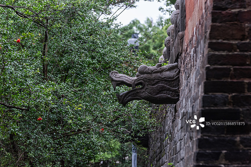 2025年8月13日，湖北荆州开元观祖师殿台基的螭首。图片素材