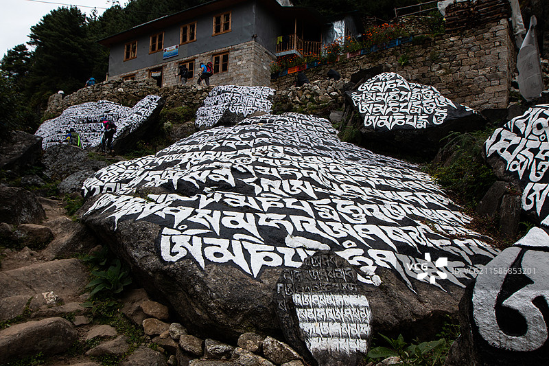 村落的玛尼石，尼泊尔EBC徒步图片素材