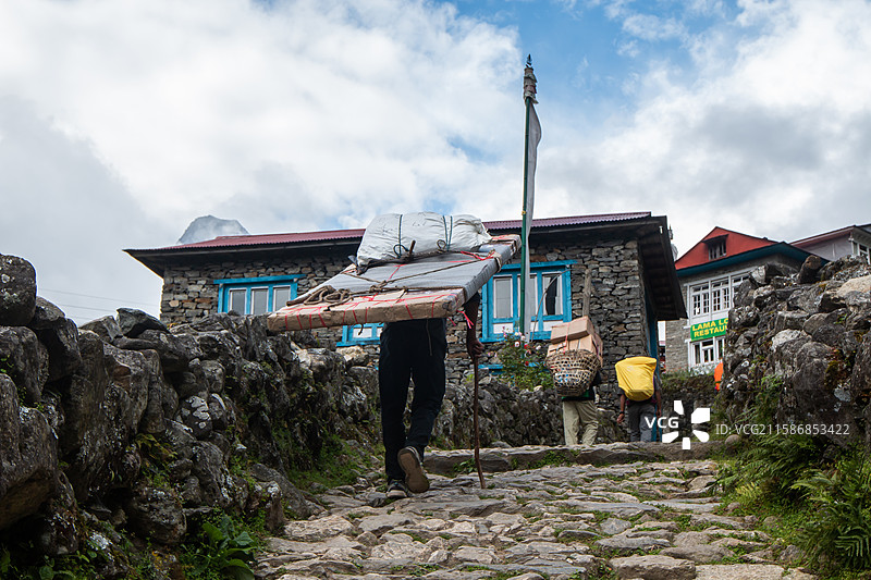 蓝天下的背夫，尼泊尔EBC徒步图片素材